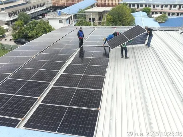 ทีมงานติดตั้งแผงโซลาร์บนหลังคาโรงงาน