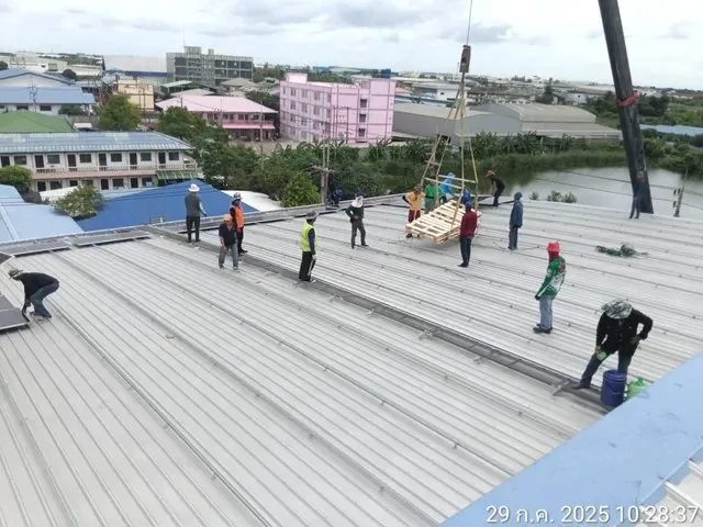 งานติดตั้งระบบโซลาร์ขนาดใหญ่บนหลังคาโรงงาน